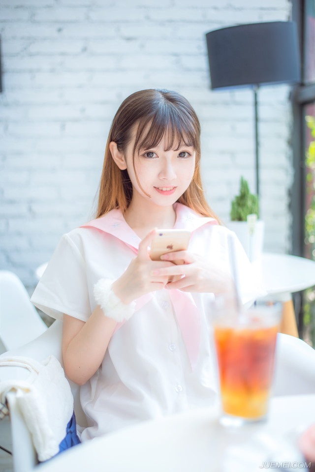 孙权想过暗中收拾周瑜，不只是因为孙策的事情很可能被周瑜探知，更因为周瑜的影响力，周瑜在军中的声望太大，大到哪怕孙权处心积虑将太史慈、贺齐这些昔日追随孙策的猛将调开，但在江东军队中，周瑜一句话，甚至比自己的命令都要管用，他只能培植自己的新势力，比如周泰、蒋钦，都是孙权为了有一支亲信人马提拔起来的，哪怕这两个人曾经还做过水匪，孙权也不在意，他需要的，只是忠诚。